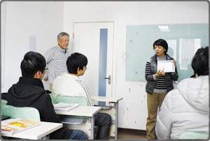 关西国际大学教授配合回答现场问题
