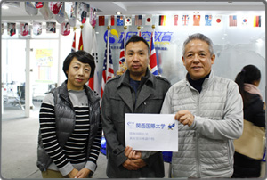 双方代表在新天空教学区合影留念